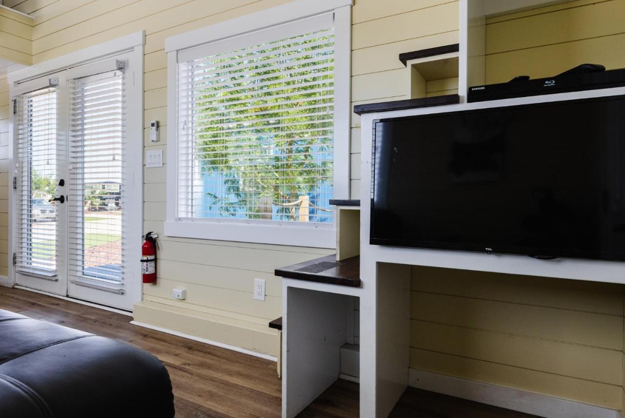 Ruby Red Tiny Holiday home Apple Valley