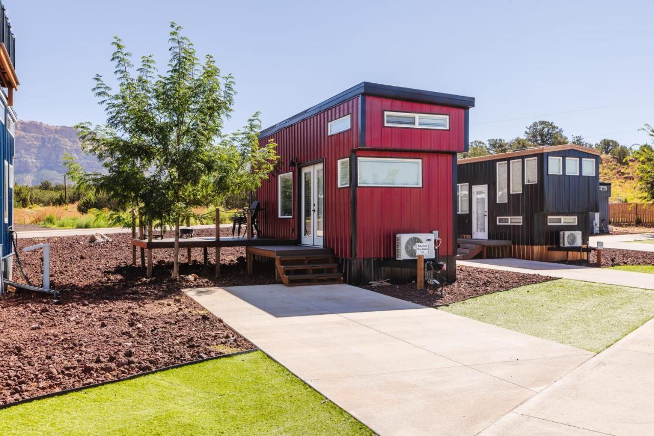 Ruby Red Tiny Holiday home Apple Valley